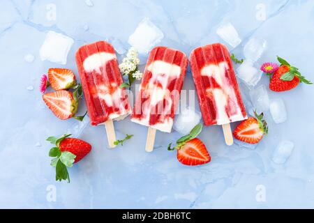 Popsicle di gelato fatte in casa con fragole e panna Foto Stock