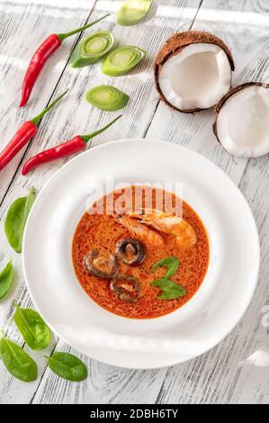 Porzione di Tom Yum - famosa zuppa tailandese Foto Stock