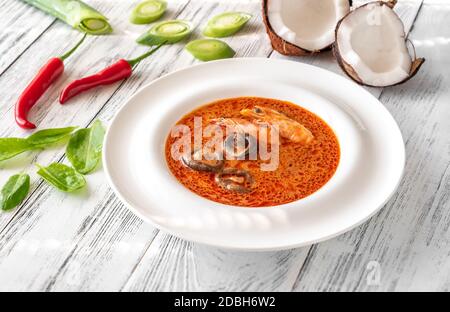 Porzione di Tom Yum Kathi - famosa zuppa tailandese Foto Stock