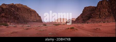 Panorama di Wadi Rum Dessert dopo il tramonto, Giordania Foto Stock