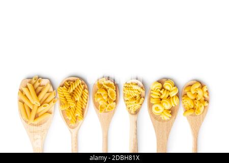 Vari tipi di pasta su cucchiai su fondo di pietra bianca. Diversi tipi di  pasta su cucchiai disposti a cerchio. Vista dall'alto Foto stock - Alamy