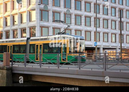 Il tram passa da Enso-Gutzeit, ora Stora Enso, sede di Alvar Aalto. Helsinki, Finlandia, è la sede di molti edifici progettati da Aalto. Apr 18, 20. Foto Stock