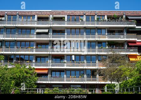 Facciata di un moderno condominio con molti balconi visti a Berlino Foto Stock