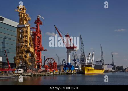 Nave da carico sul porto di Rotterdam con diverse gru di carico Foto Stock