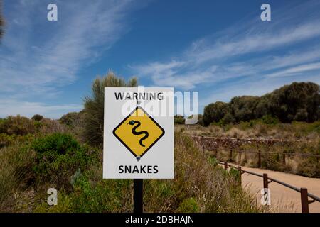 Serpenti giallo segno di avvertimento in spiaggia in Australia - Immagine Foto Stock