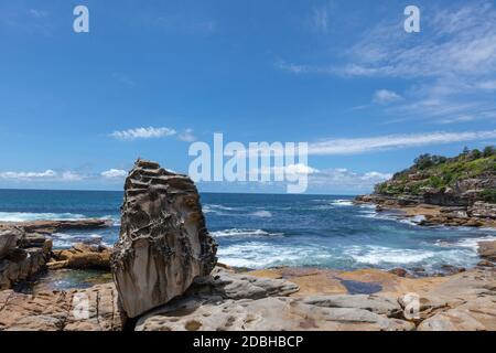 Sydney Bondi Beach bay con surfers nuoto nelle onde e scogliere intorno alla baia Foto Stock