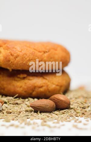 mandorle (senza guscio) e sesamo, biscotti fatti in casa, sfondo bianco Foto Stock