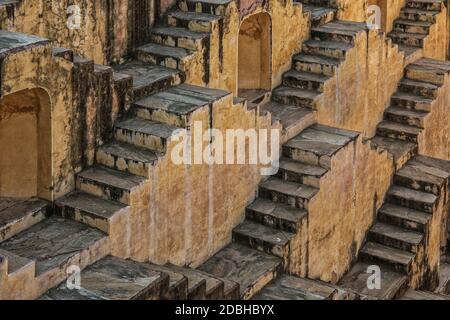 Toorji Jhalara Ka. Vista locale. Fasi di simmetria. Geometria. Patrimonio di Jodhpur, Rajasthan, India Foto Stock