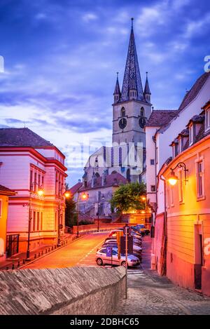 Sibiu, Romania. Cattedrale tedesca, scenario al crepuscolo in Transilvania, Europa orientale. Foto Stock