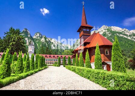 Busteni, Romania. Carpazi paesaggio con Caraiman Monastero e Bucegi Montagne in Romania, la valle turistica di Prahova. Foto Stock