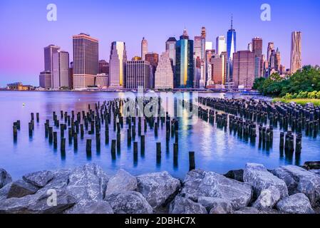 New York. Splendida vista dello skyline di Lower Manhattan da Brooklyn, Stati Uniti d'America. Foto Stock