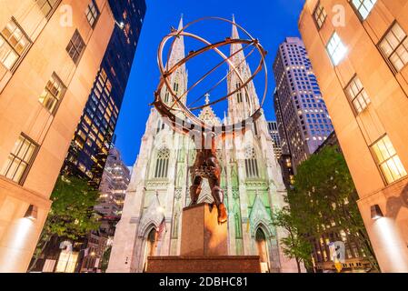 New York, USA - Settembre 2019: Cattedrale di San Patrizio e Statua dell'Atlante sulla 5th Avenue, Manhattan Foto Stock