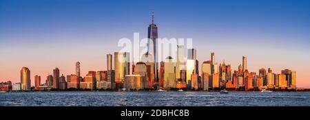 New York. Splendida vista dello skyline di Lower Manhattan dal New Jersey, Stati Uniti d'America. Foto Stock