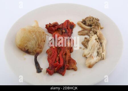 cipolla rossa di paprika e melanzane grigliate come piatto tipico catalano Foto Stock