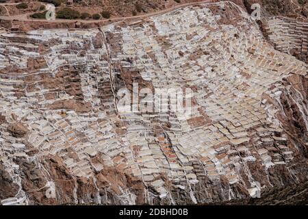 I dettagli delle saline di Maras stagni di evaporazione che sono stati in uso poiché i tempi degli Inca Regione di Cuzco Perù Sud America Foto Stock