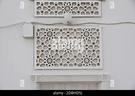 Islamico modello tradizionale sul telaio di una finestra Foto Stock