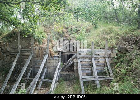 Tumulo etrusco in rovina, tomba di Poggio del forno a Tarquinia (Lazio, Italia, Europa). Il tumulo risale alla prima metà del VII secolo a.C. Foto Stock