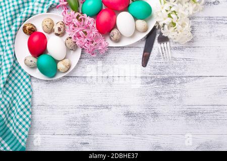 Uova di Pasqua, giacinto rosa e bianco su sfondo ligneo. Concetto di Pasqua. Vista dall'alto. Spazio di copia - immagine Foto Stock