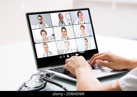 Medico medico che tiene la video conferenza in linea di eLearning Foto Stock