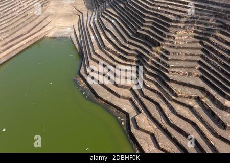 Stepwell tradizionale a Nahargarh Fort di Jaipur, Rajasthan, India. Il forte fu costruito come un luogo di ritiro sulla sommità della cresta sopra th Foto Stock