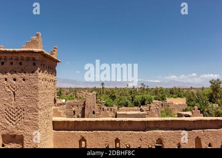 L antica città marocchina vicino a Tinghir con il vecchio casbah e Alto Atlante montagne innevate sullo sfondo, Tinghir, Marocco in Africa Foto Stock