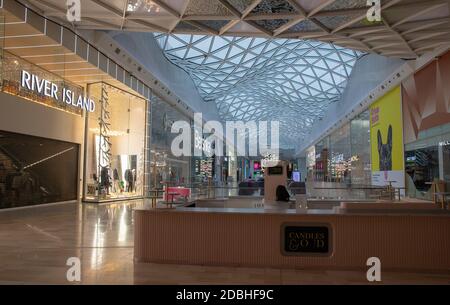 Londra, Regno Unito. 17 Nov 2020. Con meno di 6 settimane di Natale, il centro commerciale Westfield a Shepherds Bush è vicino al deserto. Con solo una manciata di negozi essenziali, negozi Click and Collect e alcuni takeaways aperti, il più grande centro commerciale d'Europa era come una città fantasma oggi a pranzo. Credit: Mark Thomas/Alamy Live News Foto Stock