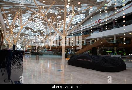 Londra, Regno Unito. 17 Nov 2020. Con meno di 6 settimane di Natale, il centro commerciale Westfield a Shepherds Bush è vicino al deserto. Con solo una manciata di negozi essenziali, negozi Click and Collect e alcuni takeaways aperti, il più grande centro commerciale d'Europa era come una città fantasma oggi a pranzo. Credit: Mark Thomas/Alamy Live News Foto Stock