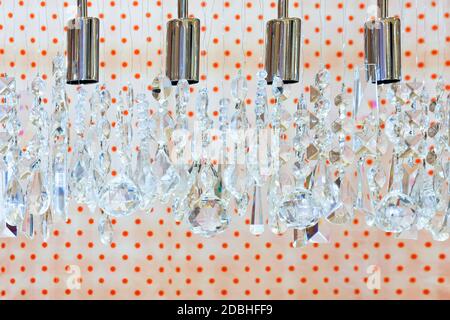 Nuovo moderno lampadario fatto da vetro cristallo Foto Stock