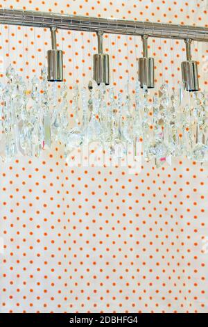 Nuovo moderno lampadario fatto da vetro cristallo Foto Stock