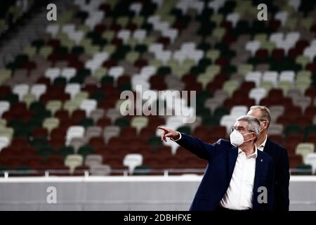 (201117) -- TOKYO, 17 novembre 2020 (Xinhua) -- il presidente del Comitato Olimpico Internazionale (CIO) Thomas Bach, indossando una maschera, visita il nuovo Stadio Nazionale, il luogo principale per le Olimpiadi e le Paralimpiadi di Tokyo, a Tokyo, Giappone, il 17 novembre 2020. (Behrouz Mehri/Pool via Xinhua) Foto Stock