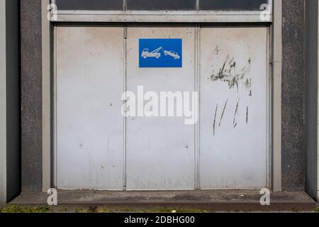 vecchio sportello del magazzino in metallo, hangar con cartello di stoppa Foto Stock