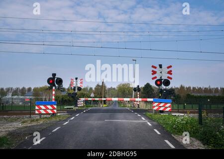 Segnaletica stradale presso la stazione di incrocio con una barriera. Organizzazione del sistema di trasporto di un paese europeo. La sicurezza del traffico su strada e su rotaia tran Foto Stock