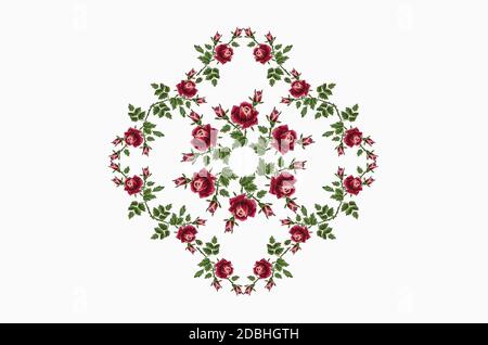 3D Pattern per ricamo romboide cornice da bordi con rose di petali rosso-rosa su un ramo con foglie verdi e. gemme su sfondo bianco Foto Stock