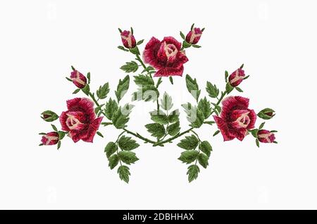 3Pattern per ricamo a punto satinato di un bouquet di tre rose con petali rosso-rosa su un ramo con verde foglie e gemme su uno sfondo bianco Foto Stock