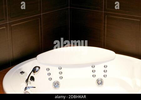 Grande vasca rotonda spa con idromassaggio Foto Stock
