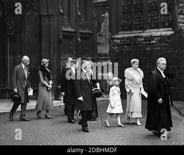 Elizabeth II lascia l'Abbazia di Westminster dopo un servizio di chiesa. Sulla sua destra, la Regina Maria. Sulla sua sinistra: Re George V. Foto Stock