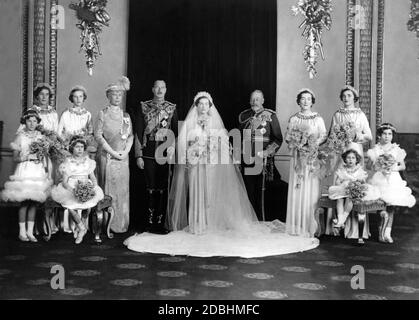 Elisabetta II alle nozze del duca Enrico di Gloucester e Lady Alice Scott (centro della fila posteriore). Ultima fila da sinistra a destra: Miss Claire Phipps, Lady Elizabeth Scott, Queen Mary, la coppia di nozze, King George V, Lady Angela Scott e Miss Moyra Scott. Prima fila da sinistra a destra: Lady Mary Cambridge, Principessa Elisabetta di York, Principessa Margaret Rose di York e Miss Ann Hawkins. Foto Stock