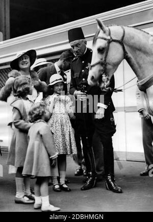 Elizabeth, Duchessa di York, la Principessa Margaret Rose, la Principessa Elisabetta e George VI, Duca di York visitano l'International Horse Show di Olympia. Foto Stock