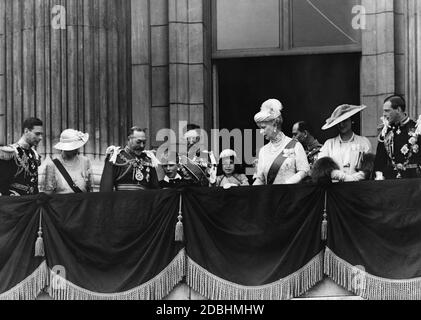 Da sinistra a destra: Duca di York, Principessa reale Maria, Re Giorgio V, Gerald Lascelles, Principessa Elisabetta, Regina Madre Maria e Duchessa Marina con il Duca Giorgio Edoardo di Kent sul balcone di Buckingham Palace. Foto non datata, c. 1935. Foto Stock