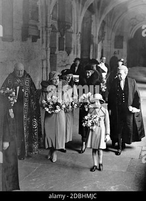 "Da sinistra a destra: La regina Elisabetta, la principessa Helena Victoria, la principessa Marie Louise e la principessa ereditaria Elisabetta dopo il servizio "Royal Maundy" all'Abbazia di Westminster, un giorno prima del Venerdì Santo." Foto Stock