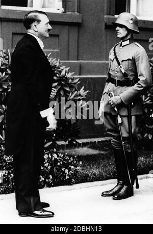 Hitler in cappotto durante la ricezione diplomatica il giorno di Capodanno nel 1935. Foto Stock