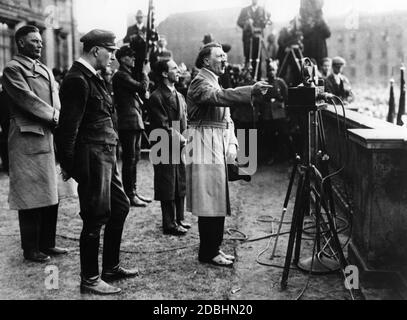 A Berlino, Adolf Hitler parla di fronte alla Cattedrale di Berlino. Lasciato dietro di lui, il Dr. Joseph Geobbels e l'agguato di Hitler Wilhelm Brueckner. Foto Stock