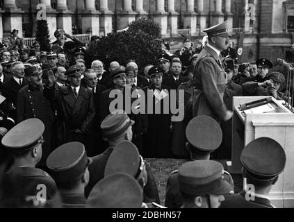 Hitler parla a Heldenplatz dopo l'invasione della Wehrmacht a Vienna. Dietro di lui da destra: Paul Koerner, General der Flieger Erhard Milch, Baldur von Schirach, Wilhelm Frick, e sull'estrema destra Hjalmar Schacht. Foto Stock