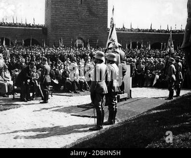 Adolf Hitler, insieme a Paul von Hindenburg all'inaugurazione del Monumento di Tannenberg. Qui Hindenburg poteva celebrare il suo più grande successo nel 1914 e fu anche sepolto qui nel 1934. A destra di Hindenburg si trova Hermann Goering. Più a destra si trovano Franz von Papen, Werner von Blomberg, l'ammiraglio Erich Raeder, il segretario di Stato Mischer e il generale von Hammerstein. Foto Stock