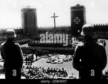 Adolf Hitler parla al servizio funebre di Paul von Hindenburg al Memoriale di Tannenberg. Foto Stock