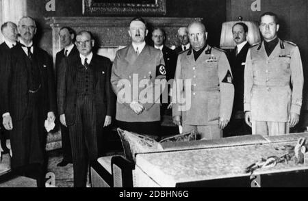 Neville Chamberlain, Edouard Daladier, Adolf Hitler, Benito Mussolini e Galeazzo Ciano durante la Conferenza di Monaco. Tra Hitler e Mussolini ci sono Joachim Ribbentrop e Ernst von Weizsaecker. Foto Stock