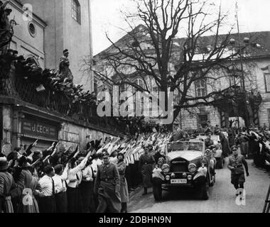 'Adolf Hitler durante l'invasione della cosiddetta 'Santa di Cechia' nel Castello di Praga.' Foto Stock