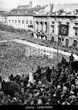 Adolf Hitler, durante il suo discorso in occasione degli Anschluss (annessione) dell'Austria a Heldenplatz di Vienna. Foto Stock