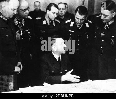 Adolf Hitler in conversazione con il generale Busse. Secondo da sinistra è l'ultimo comandante in capo della Luftwaffe, il maresciallo di campo Ritter von Greim. Foto Stock