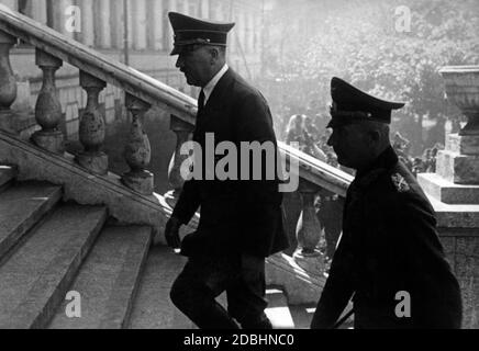 Adolf Hitler durante il caso Blue o operazione Braunschweig presso la sede del Field Marshal Fedor von Bock. Foto Stock
